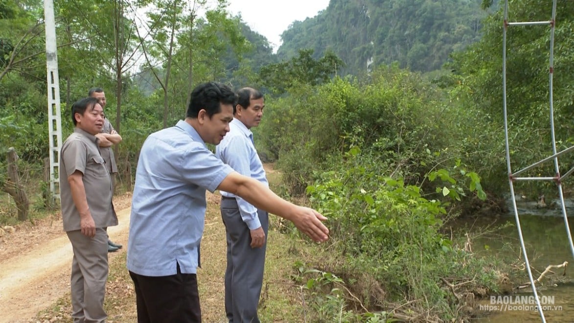 Lãnh đạo Phòng VH&TT huyện trình bày với Lãnh đạo huyện về vị trí lắp đặt cọn nước phục vụ Lễ hội