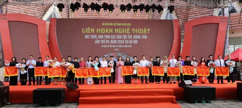 Ban Tổ chức trao cờ lưu niệm cho 14 đoàn về tham gia Liên hoan - Ảnh: Làng Văn hóa - Du lịch các dân tộc Việt Nam