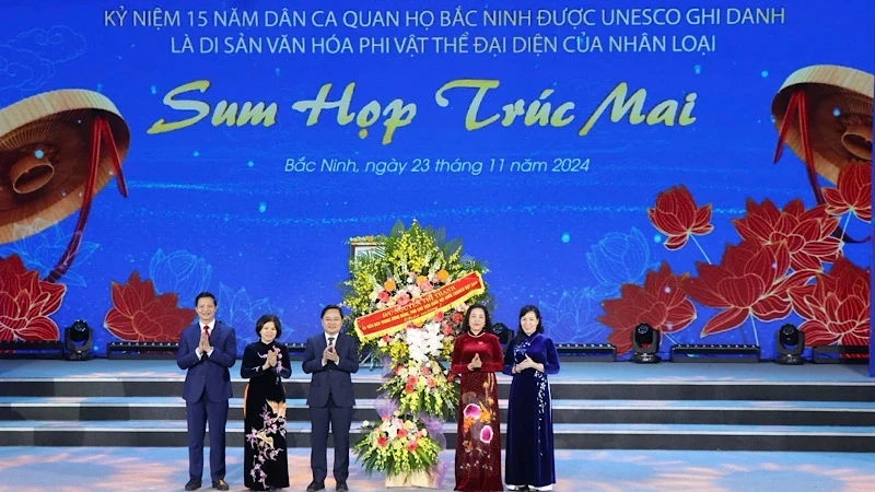 Phó Chủ tịch Quốc hội Nguyễn Thị Thanh tặng lẵng hoa chúc mừng 15 năm Dân ca Quan họ Bắc Ninh được UNESCO vinh danh.