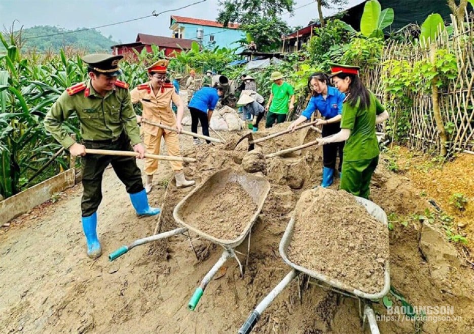 Công an huyện Bắc Sơn phối hợp với các đơn vị đoàn thanh niên làm đường giao thông nông thôn tại xã Vũ Lăng