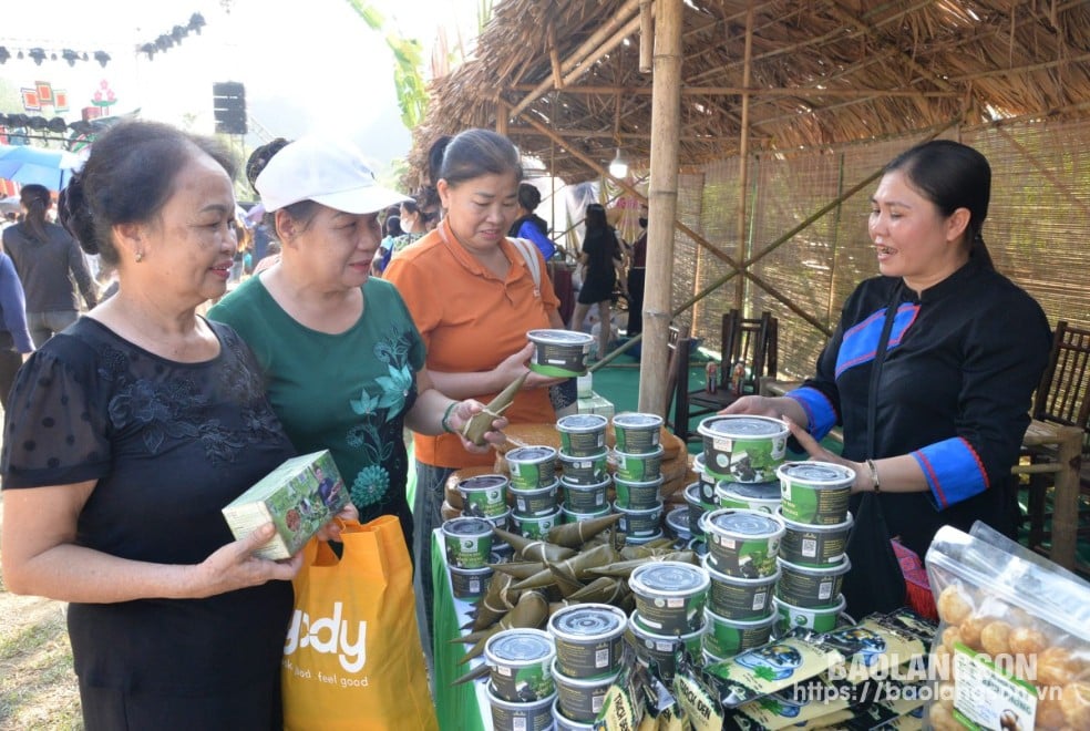 Du khách tham quan tại gian hàng trưng bày sản phẩm OCOP của huyện Tràng Định