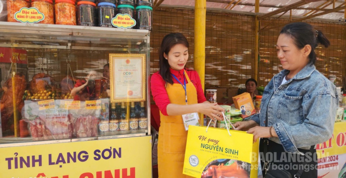 Khách hàng mua sản phẩm vịt quay được quảng bá ở gian hàng trưng bày của tỉnh Lạng Sơn tại hội chợ