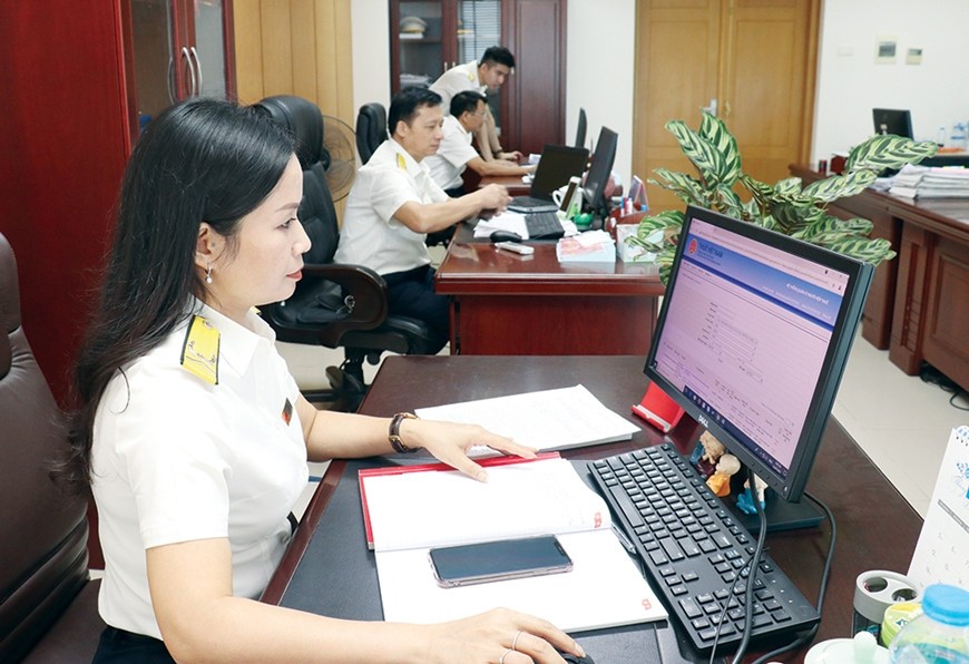 Kiểm soát chặt việc xuất hóa đơn điện tử góp phần chống thất thu thuế. Ảnh: NGUYỄN HÙNG 