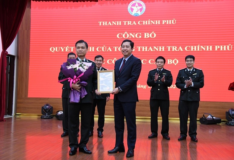 Ông Dương Quốc Huy, Ủy viên Ban cán sự đảng, Phó Tổng Thanh tra Chính phủ trao Quyết định bổ nhiệm cho ông Nguyễn Mạnh Cường, tân Cục trưởng Cục V, Thanh tra Chính phủ.