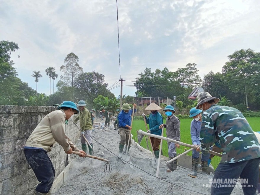 Người dân xã Quyết Thắng, huyện Hữu Lũng chung sức làm đường giao thông