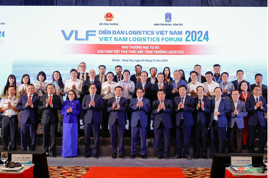 Thủ tướng Chính phủ Phạm Minh Chính cùng các đại biểu tại Diễn đàn Logistics Việt Nam năm 2024. Ảnh: NHẬT BẮC 