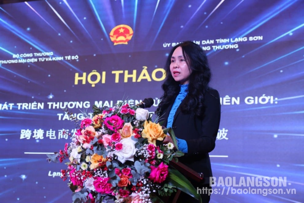 Đại diện Cục trưởng Cục Thương mại điện tử và Kinh tế số, Bộ Công Thương phát biểu tại hội thảo