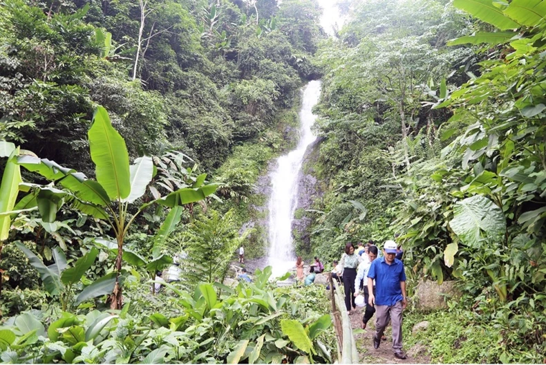 Du khách tham quan điểm du lịch cộng đồng tại thôn Phiêng Phàng, xã Yến Dương, huyện Ba Bể. (Ảnh: Thu Trang)