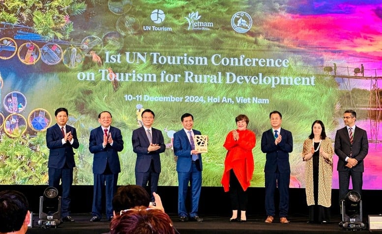 Tổ chức Du lịch Liên Hợp Quốc (UN Tourism) đã trao danh hiệu Làng du lịch tốt nhất cho làng rau Trà Quế (Hội An, Quảng Nam)