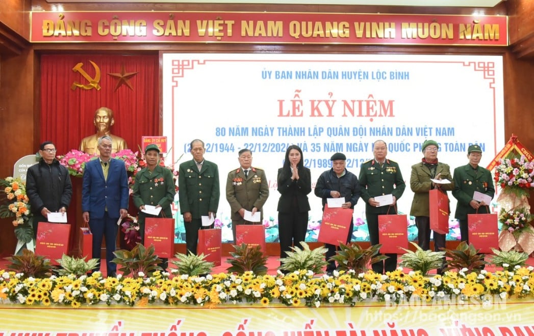 Đồng chí Đoàn Thu Hà, Ủy viên Ban Thường vụ Tỉnh ủy, Bí thư Huyện ủy Lộc Bình trao quà cho gia đình chính sách, người có công, thương binh, bệnh binh