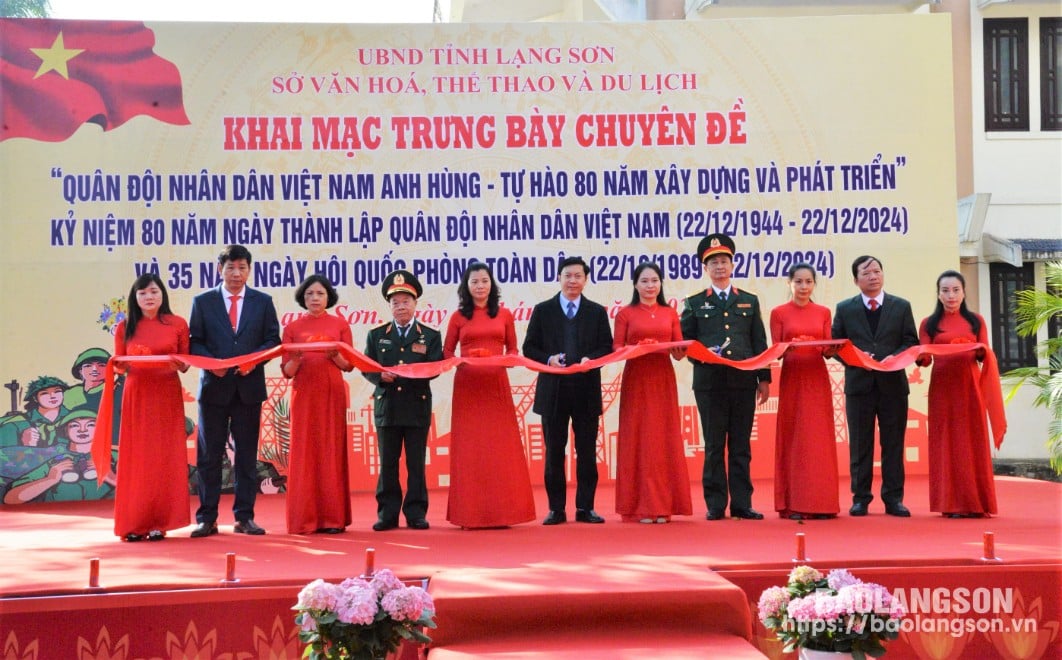 Các đại biểu cắt băng khai mạc trưng bày chuyên đề 