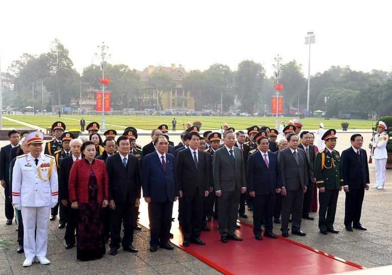 Lãnh đạo Đảng, Nhà nước và nguyên Lãnh đạo Đảng, Nhà nước viếng Chủ tịch Hồ Chí Minh nhân kỷ niệm 80 năm ngày thành lập Quân đội Nhân dân Việt Nam anh hùng - Ảnh: VGP/ Nhật Bắc