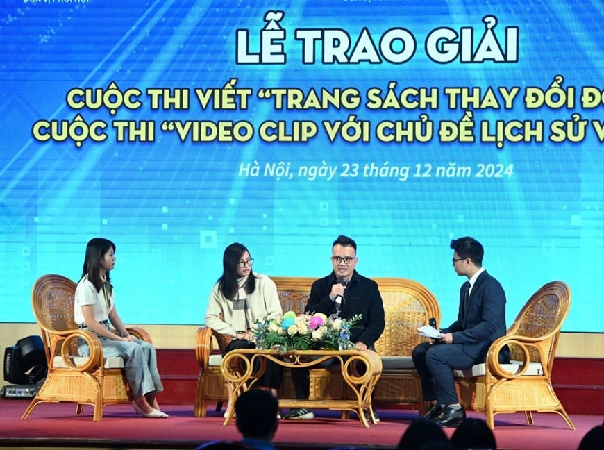 Các tác giả đoạt giải giao lưu tại chương trình. Ảnh: BẢO ANH