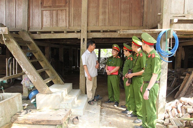 Bộ Công an đã hoàn thành xây dựng Công an xã chính quy theo Nghị quyết 22 của Bộ Chính trị mà không làm tăng biên chế. Ảnh: Công an xã bám cơ sở, thăm hỏi người dân.