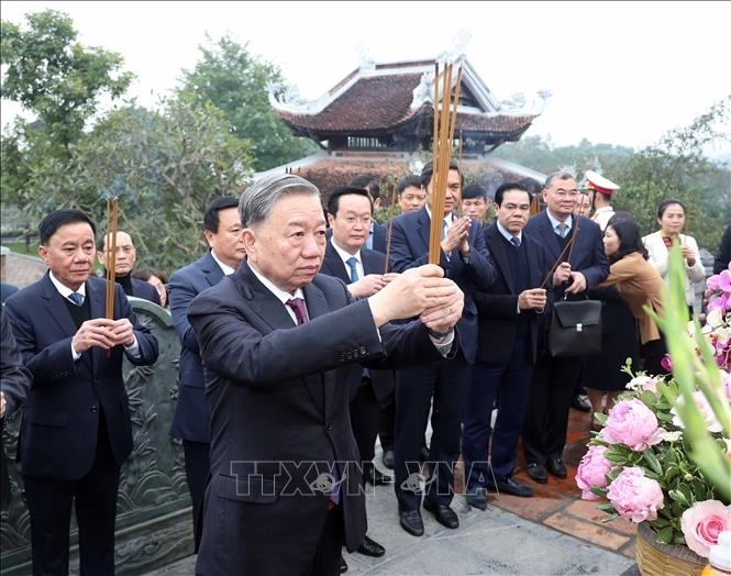  Tổng Bí thư Tô Lâm và đoàn công tác Trung ương dâng hoa, dâng hương tại Đền Chung Sơn.