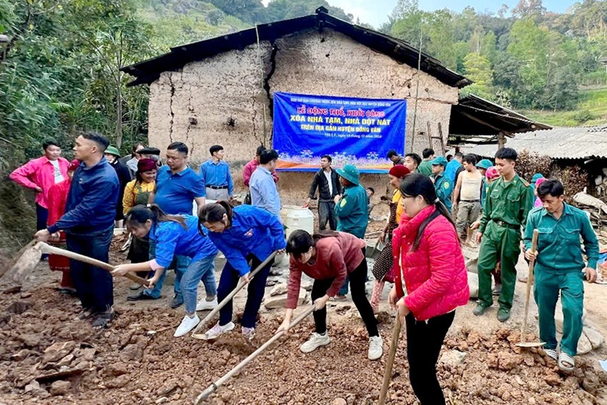 Các lực lượng xã Má Lé (huyện Đồng Văn, tỉnh Hà Giang) giúp người dân xóa nhà tạm, nhà dột nát. Ảnh: VĂN NGHỊ 