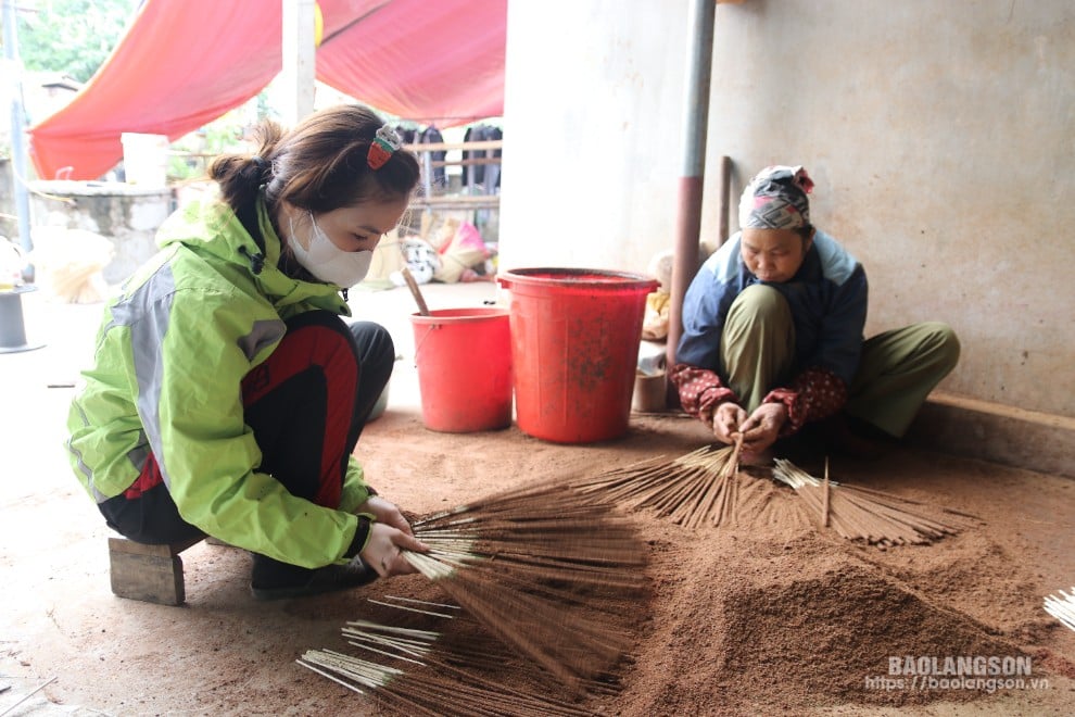 Người dân thôn Bắc Nga, xã Gia Cát, huyện Cao Lộc thực hiện các công đoạn làm hương truyền thống