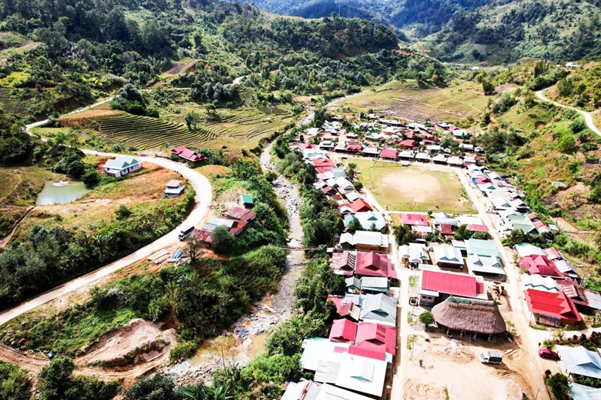 Bằng nỗ lực chung của tỉnh, nhiều ngôi làng ở vùng cao Quảng Nam đã ổn định về nhà ở.  