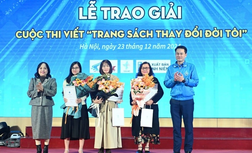 Đồng chí Nguyễn Kim Quy, Phó chủ tịch Thường trực Hội Liên hiệp Thanh niên Việt Nam trao thưởng tặng các tác giả đoạt giải Cuộc thi viết “Trang sách thay đổi đời tôi”. Ảnh: BẢO ANH