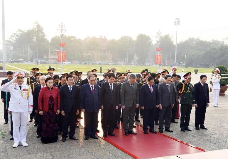 Các đại biểu kính cẩn nghiêng mình trước anh linh Chủ tịch Hồ Chí Minh vĩ đại - Ảnh: VGP/ Nhật Bắc