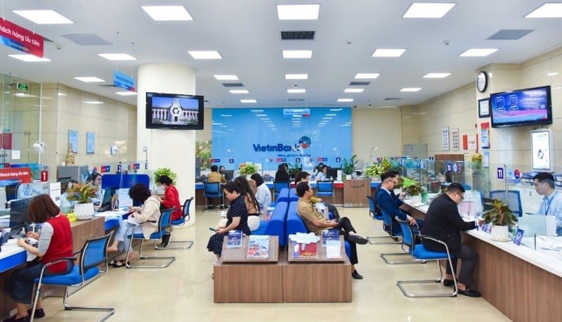 Khách hàng giao dịch tại Ngân hàng Thương mại Cổ phần Công thương Việt Nam (VietinBank). Ảnh: NGỌC NHỊ 