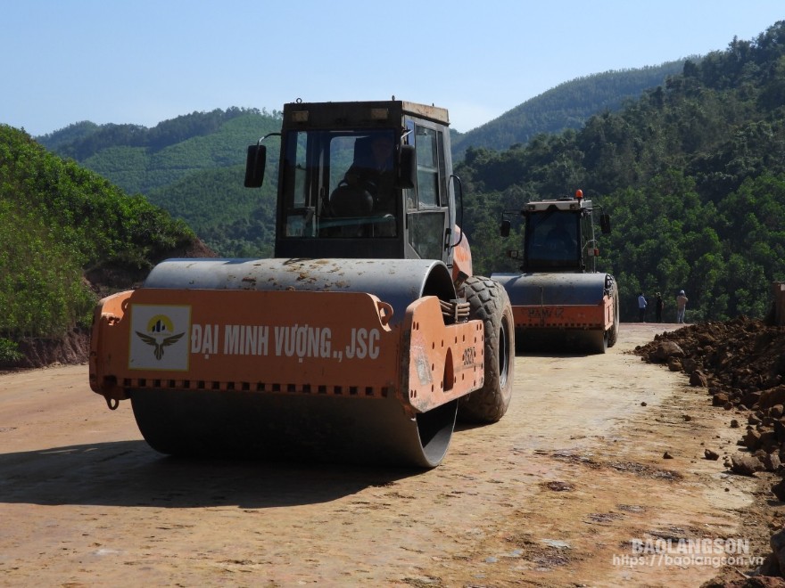 Nhà thầu huy động máy móc thiết bị thi công mở nền thông tuyến dự án đường giao thông kết nối quốc lộ 4B với quốc lộ 18