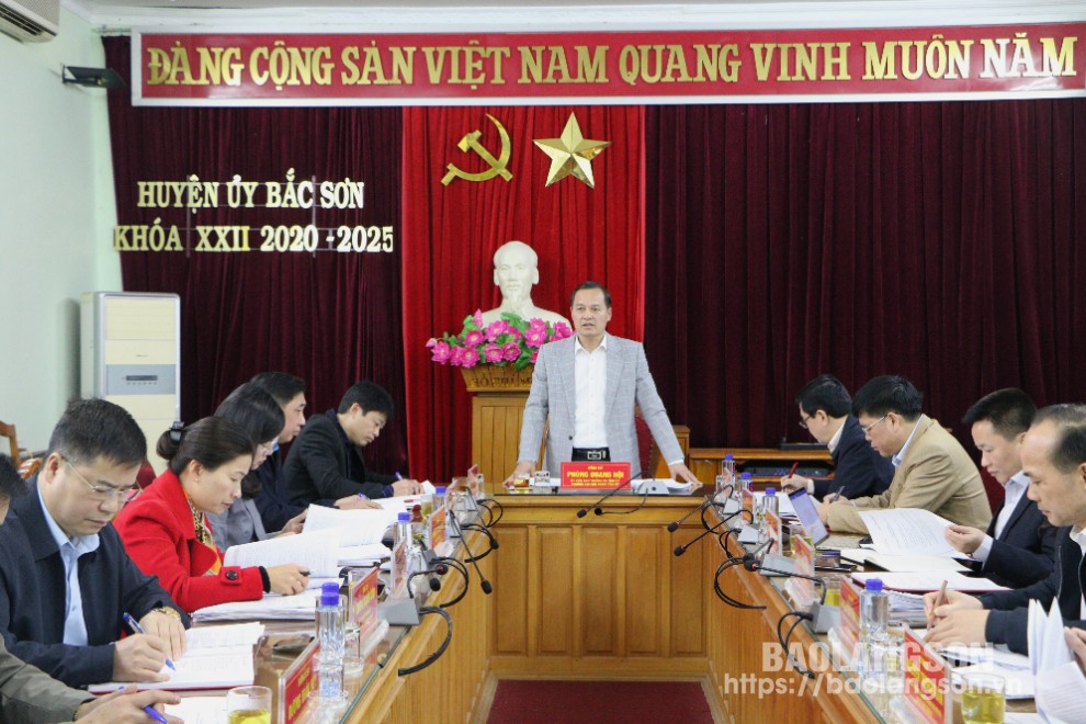 Đồng chí Phùng Quang Hội, Trưởng Ban Nội chính Tỉnh ủy, Phó Trưởng đoàn công tác phát biểu tại buổi làm việc