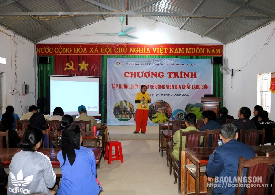 Lãnh đạo Phòng Quản lý Công viên địa chất Lạng Sơn (Trung tâm Xúc tiến Đầu tư, Thương mại và Du lịch tỉnh) giới thiệu về Công viên địa chất Lạng Sơn và các tuyến, điểm du lịch