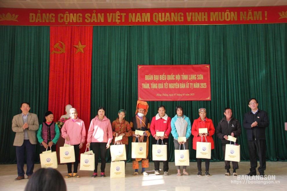 Đồng chí Triệu Quang Huy, Tỉnh uỷ viên, Phó Trưởng Đoàn chuyên trách Đoàn ĐBQH tỉnh trao quà Tết cho các gia đình chính sách, hộ nghèo