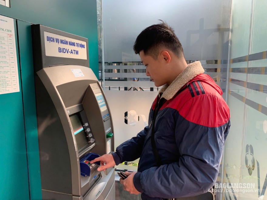 Người dân rút tiền mặt tại cây ATM của BIDV Lạng Sơn