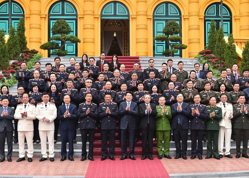  Chủ tịch nước Lương Cường cùng các đại biểu và các đồng chí được trao Quyết định bổ nhiệm Phó viện trưởng và Kiểm sát viên Viện Kiểm sát Nhân dân Tối cao.