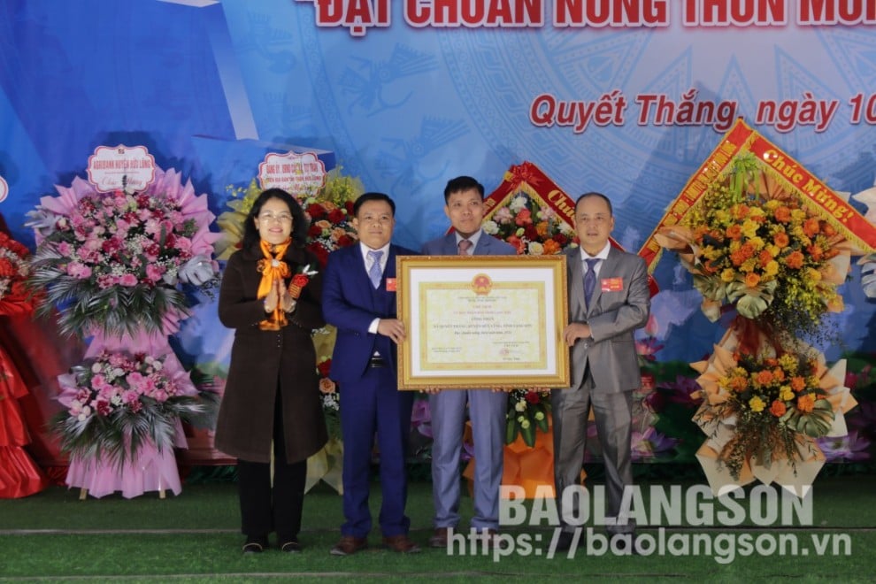 Lãnh đạo Sở Nông nghiệp và Phát triển nông thôn trao Bằng công nhận xã đạt chuẩn NTM cho đại diện xã Quyết Thắng