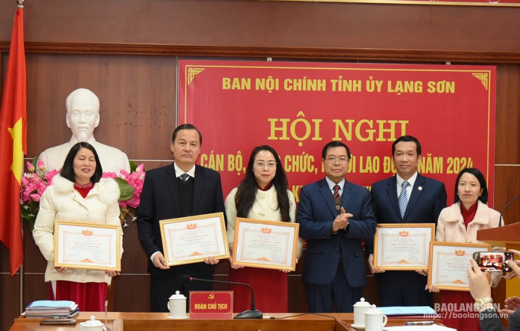 Lãnh đạo Ban Nội chính Tỉnh ủy trao danh hiệu chiến sĩ thi đua cơ sở năm 2024 cho các cá nhân