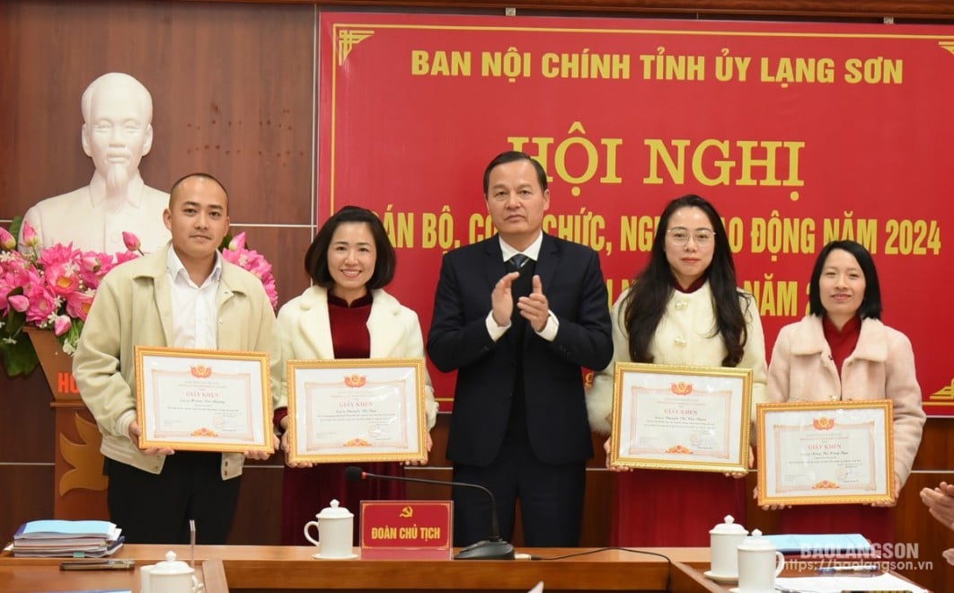 Lãnh đạo Ban Nội chính Tỉnh ủy trao giấy khen cho các cá nhân hoàn thành xuất sắc nhiệm vụ năm 2024