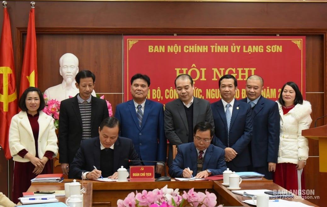 Lãnh đạo Ban Nội chính Tỉnh ủy và Chủ tịch công đoàn cơ sở Ban Nội chính Tỉnh ủy ký kết giao ước thi đua năm 2025