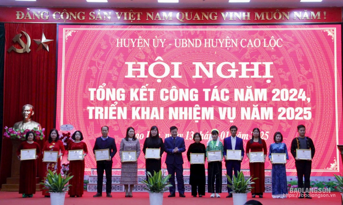 Lãnh đạo UBND huyện Cao Lộc tặng giấy khen cho các cá nhân có thành tích xuất sắc trong thực hiện kế hoạch Nhà nước và nhiệm vụ công tác năm 2024