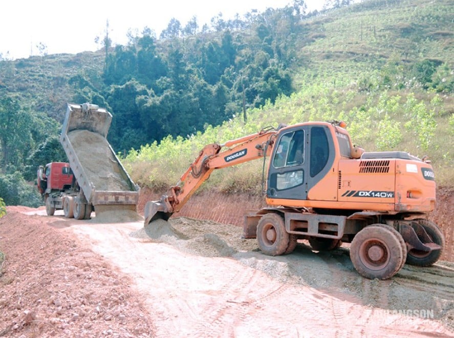 Thi công đường giao thông trên địa bàn xã Sàn Viên, huyện Lộc Bình