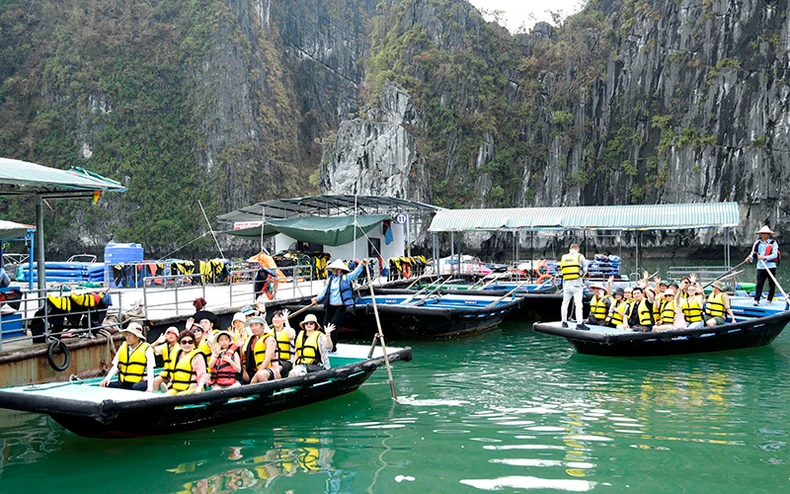 Lượng du khách trong nước và quốc tế tham quan Vịnh Hạ Long ngày càng tăng trong những năm gần đây.