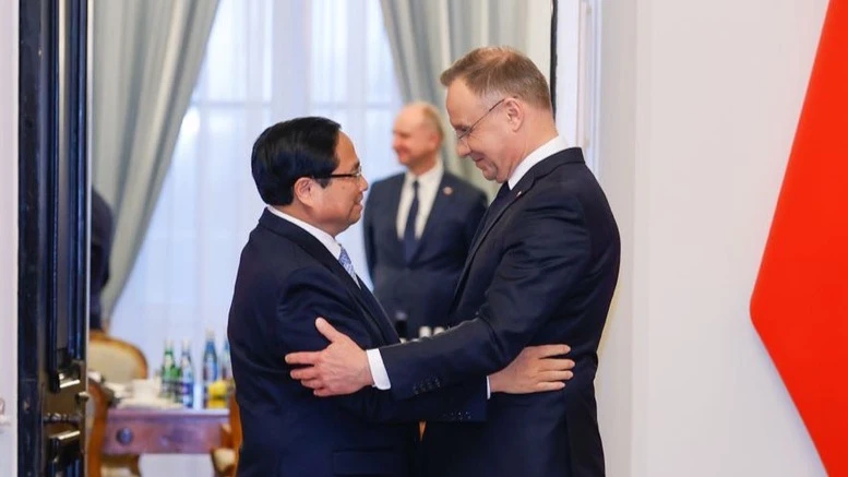 Tổng thống Ba Lan Andrzej Duda nồng nhiệt chào đón Thủ tướng Phạm Minh Chính (Ảnh: NHẬT BẮC/VGP).