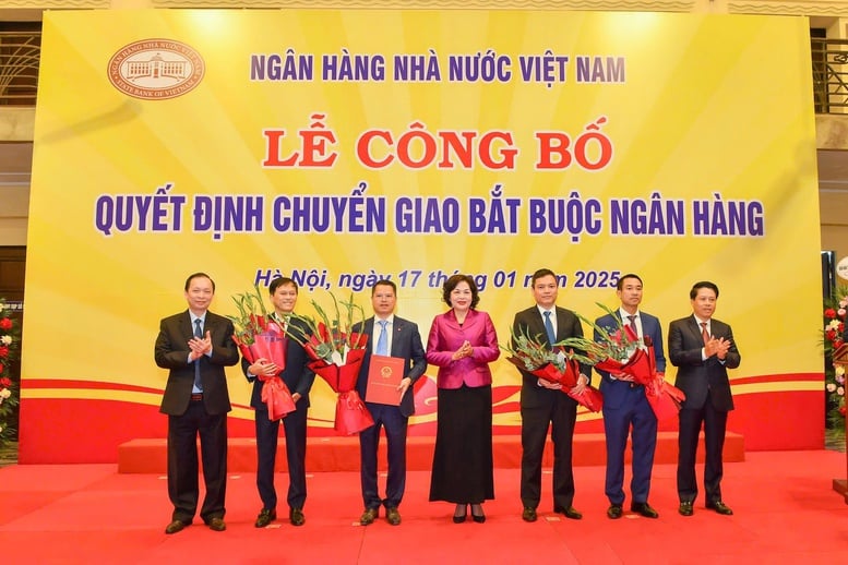 Lãnh đạo NHNN và đại diện các ngân hàng được chuyển giao GPBank, ngân hàng nhận chuyển giao VPBank lại Lễ Công bố - Ảnh: VGP/HT