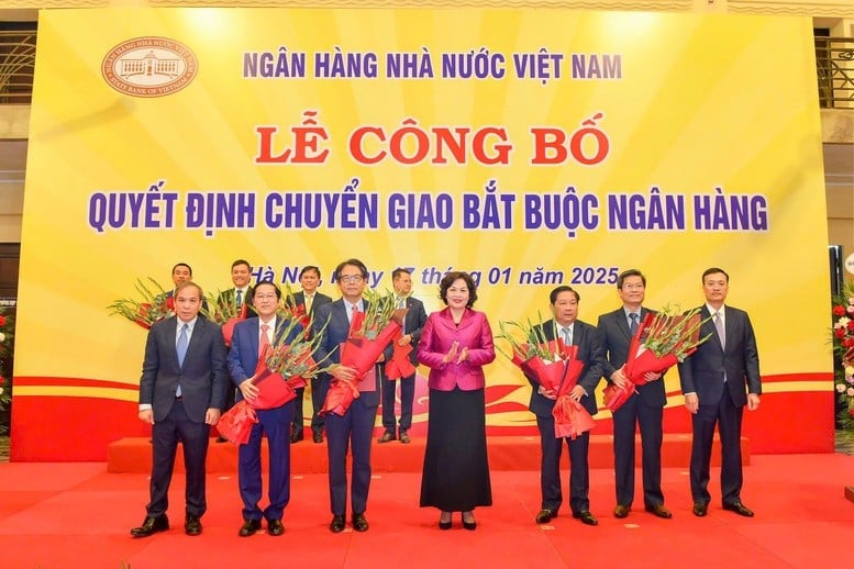 Lãnh đạo NHNN và đại diện các ngân hàng được chuyển giao DongA Bank, ngân hàng nhận chuyển giao HDBank tại Lễ Công bố - Ảnh: VGP/HT