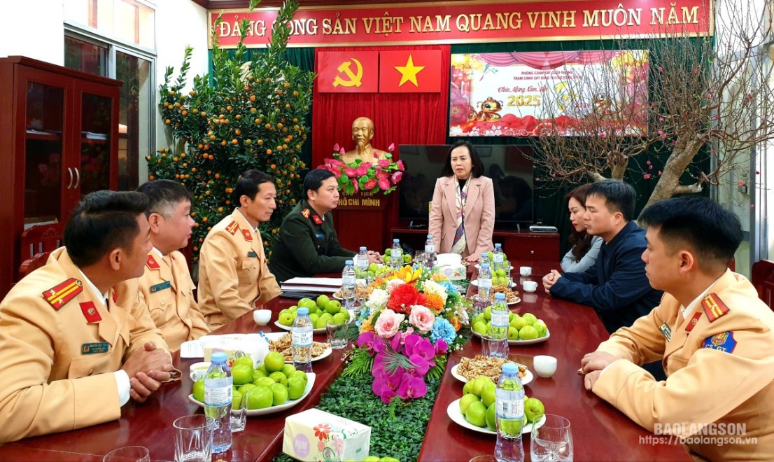 đồng chí Đoàn Thị Hậu, Uỷ viên Ban Thường vụ Tỉnh uỷ, Chủ tịch HĐND tỉnh phát biểu tại buổi kiểm tra công tác trực tết của Trạm Kiểm soát giao thông Tùng Diễn, Phòng Cảnh sát giao thông Công an tỉnh