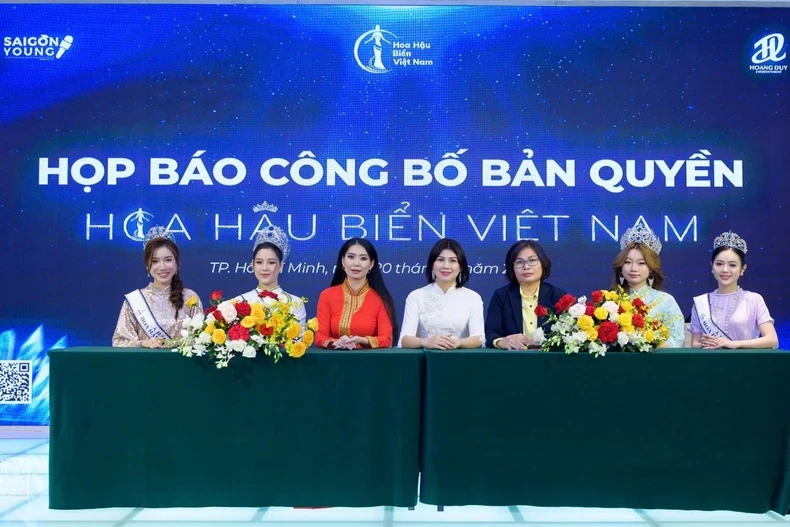 Đại diện Ban tổ chức và luật sư tại cuộc họp báo.