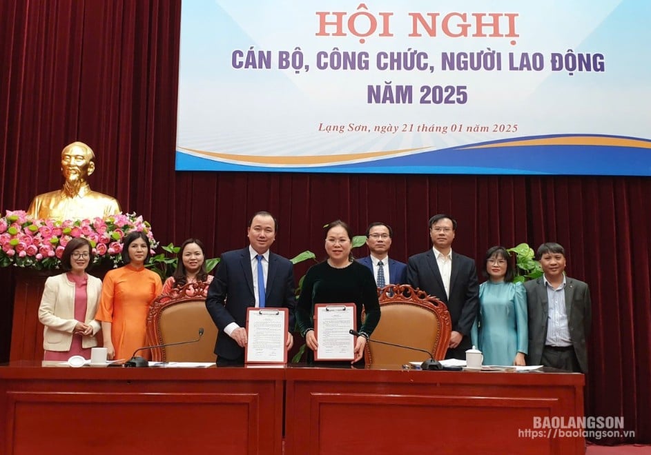 Lãnh đạo Văn phòng và CĐCS Văn phòng Đoàn ĐBQH và HĐND tỉnh ký giao ước thi đua năm 2025