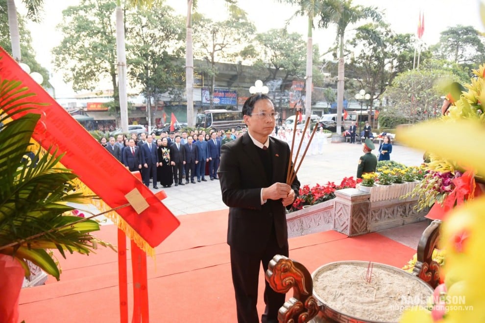 Đồng chí Hoàng Văn Nghiệm, Bí thư Tỉnh ủy, Trưởng đoàn ĐBQH tỉnh làm lễ dâng hương tại khuôn viên lưu niệm Chủ tịch Hồ Chí Minh