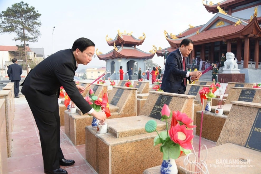 Các đồng chí lãnh đạo tỉnh thắp hương mộ các liệt sĩ đang yên nghỉ tại Nghĩa trang liệt sĩ thành phố Lạng Sơn