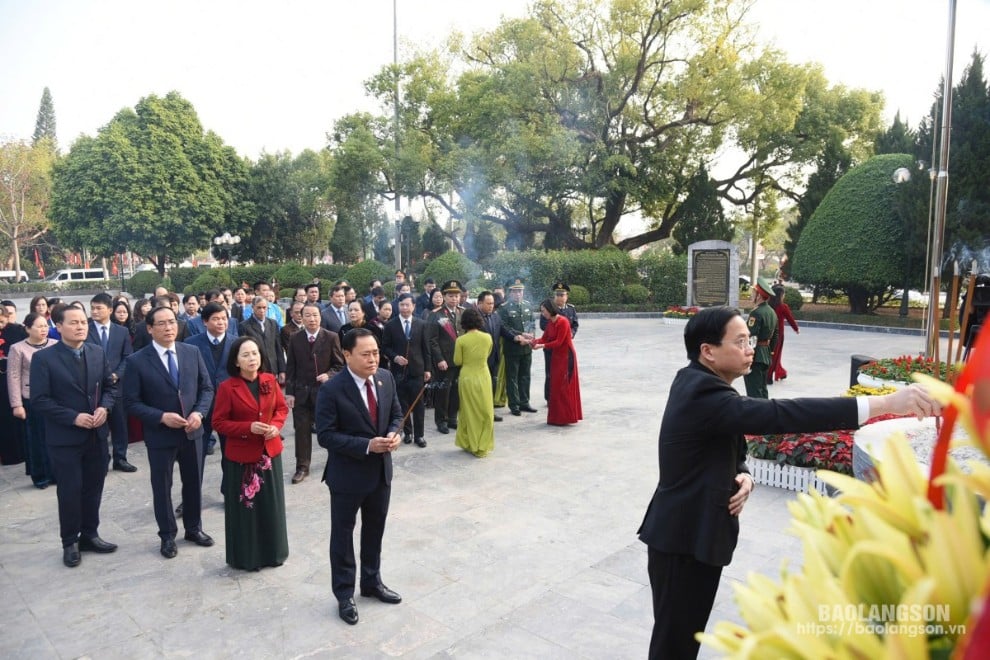 Đồng chí Hoàng Văn Nghiệm, Bí thư Tỉnh ủy, Trưởng đoàn ĐBQH tỉnh dâng hương tại tượng đài đồng chí Hoàng Văn Thụ