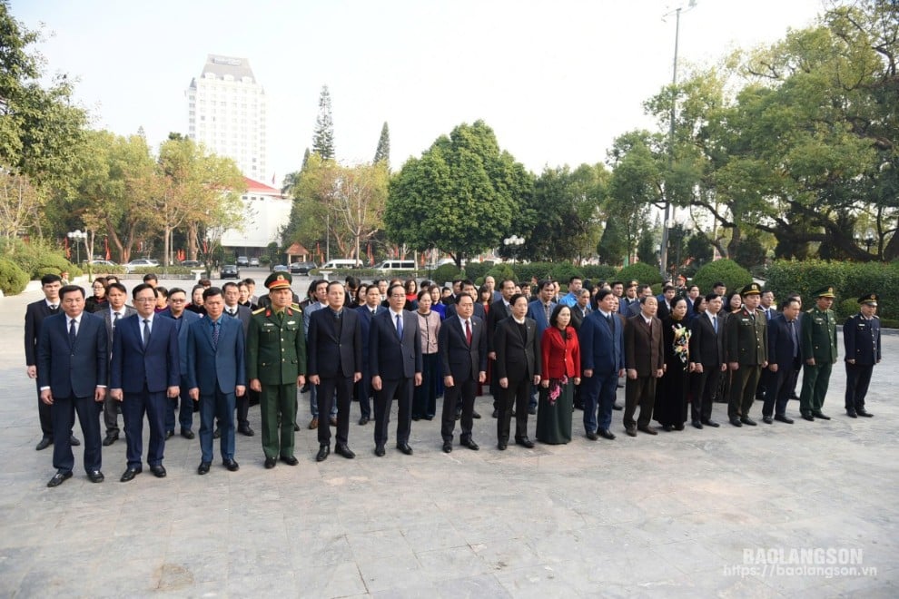 Đoàn đại biểu của tỉnh và thành phố Lạng Sơn làm lễ dâng hương tại tượng đài đồng chí Hoàng Văn Thụ