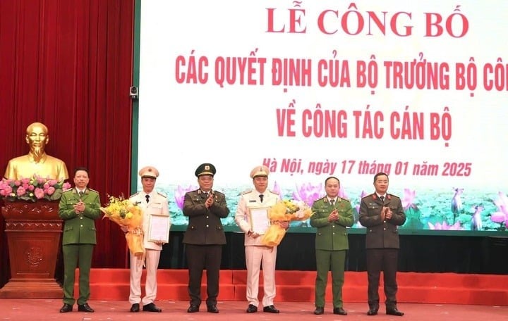 Lãnh đạo Công an TP Hà Nội chúc mừng 2 tân phó giám đốc.