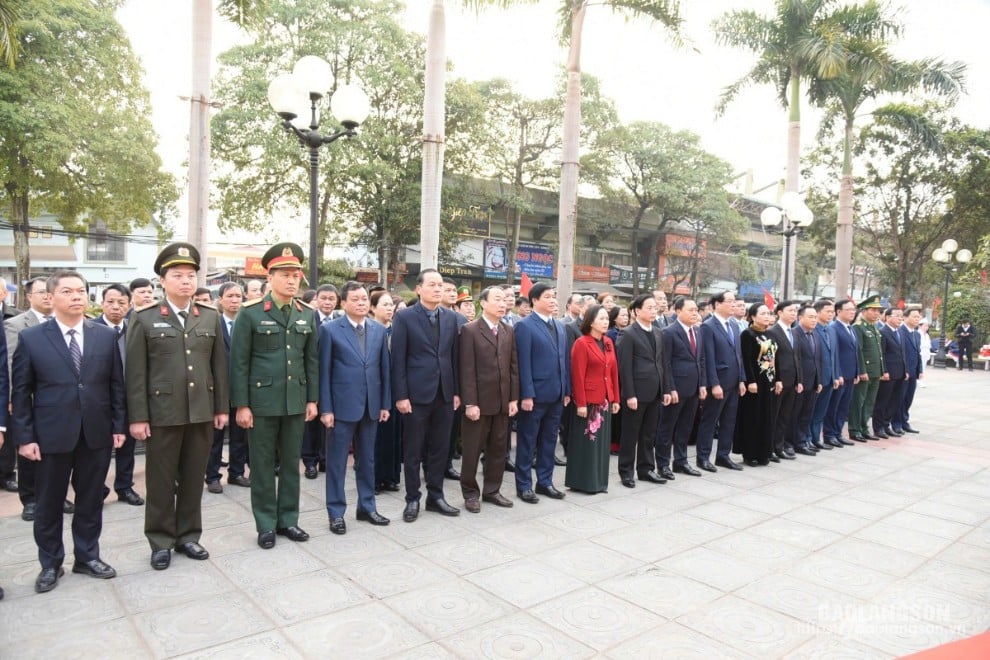 Đoàn đại biểu của tỉnh và thành phố Lạng Sơn làm lễ dâng hương tại khuôn viên lưu niệm Chủ tịch Hồ Chí Minh